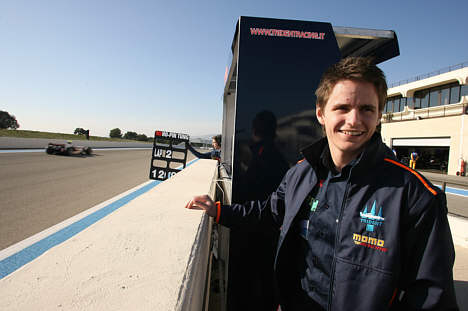 Kasper Andersen fra kontraktunderskrivelsen med Trident Racing på den franske testbane Paul Ricard.